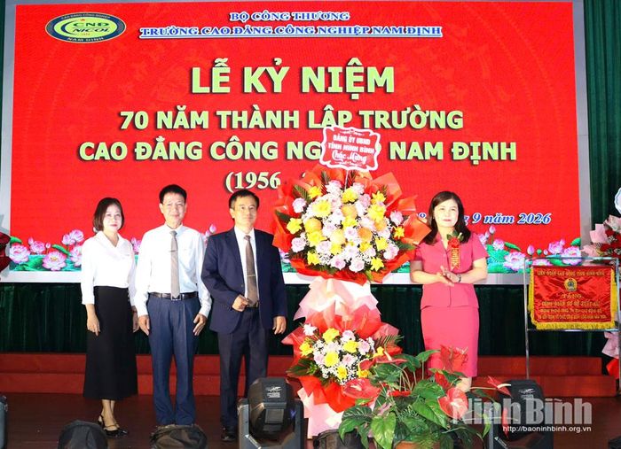 Đồng chí Nguyễn Thị Thu Thủy, Tỉnh ủy viên, Phó Bí thư Đảng ủy UBND tỉnh tặng hoa chúc mừng nhà trường.