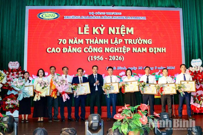 Đại diện lãnh đạo Bộ Công Thương trao Bằng khen của Bộ trưởng Bộ Công Thương cho các tập thể, cá nhân đạt thành tích xuất sắc trong công tác giáo dục và đào tạo.