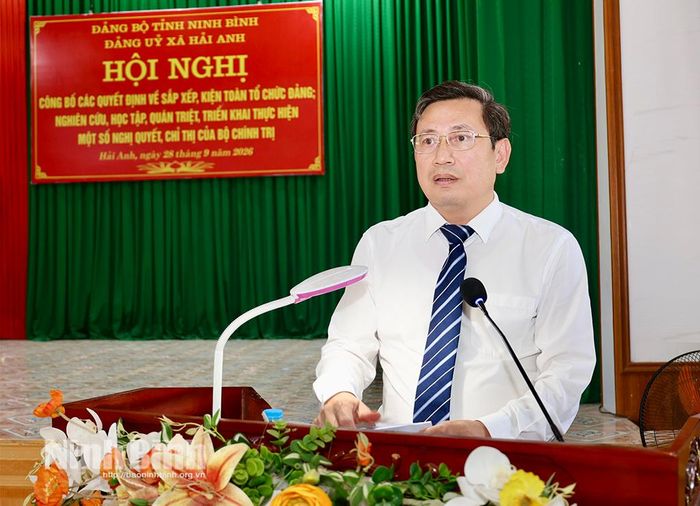 Đồng chí Vũ Thế Hưng, Bí thư Đảng ủy, Chủ tịch HĐND xã Hải Anh quán triệt nội dung cốt lõi của các nghị quyết, chỉ thị của Bộ Chính trị.