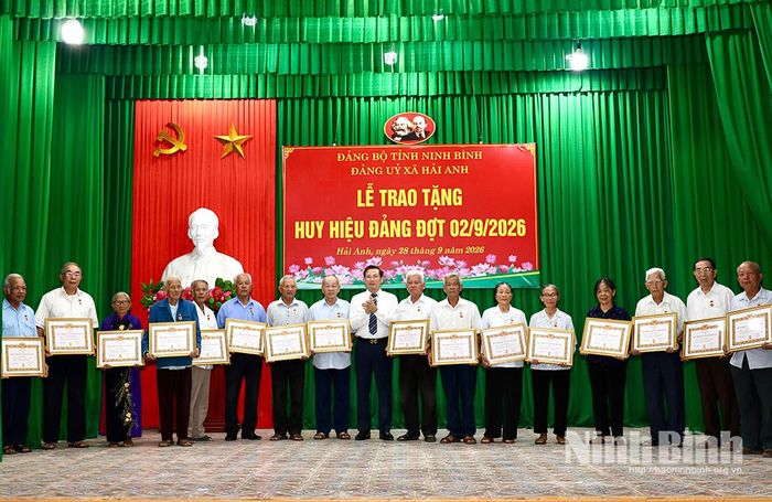 Lãnh đạo xã Hải Anh trao tặng Huy hiệu Đảng cho các đảng viên.