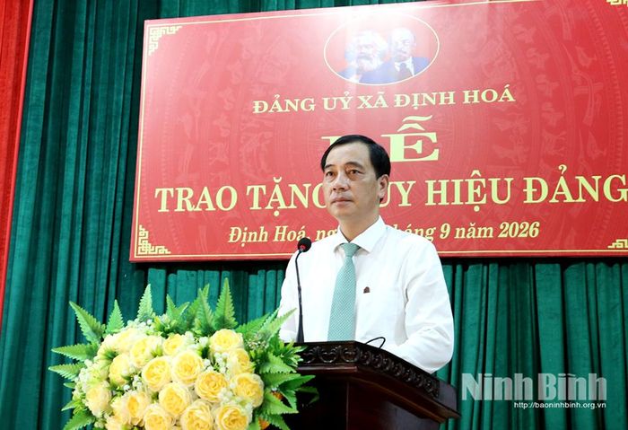Đồng chí Phạm Văn Hùng, Bí thư Đảng ủy, Chủ tịch HĐND xã Định Hóa phát biểu tại lễ trao tặng Huy hiệu Đảng.