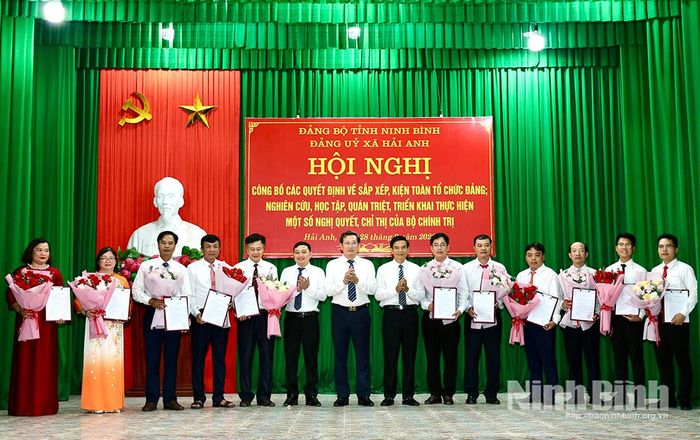 Lãnh đạo xã Hải Anh trao quyết định thành lập các tổ chức Đảng.