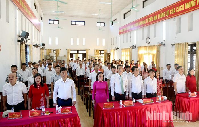 Các đại biểu và đảng viên thực hiện nghi thức Chào cờ.