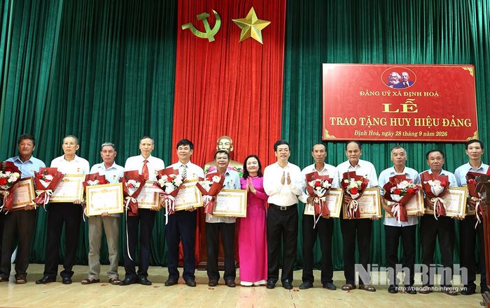 Lãnh đạo Ban Tuyên giáo Tỉnh ủy và Đảng ủy xã trao tặng Huy hiệu 35 năm tuổi Đảng cho các đảng viên.