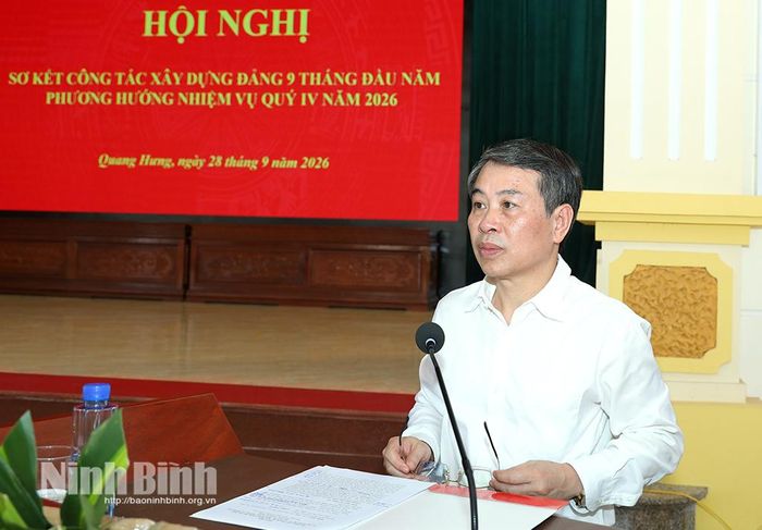Đồng chí Bùi Hoàng Hà, Ủy viên Ban Thường vụ Tỉnh ủy, Phó Chủ tịch Thường trực HĐND tỉnh phát biểu tại hội nghị.