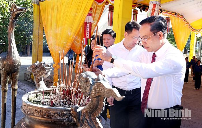 Đồng chí Đặng Thanh Sơn, Uỷ viên Ban Thường vụ Tỉnh uỷ, Phó Chủ tịch UBND tỉnh dâng hương tại Đền thờ Mười liệt sĩ nữ dân quân Lam Hạ.