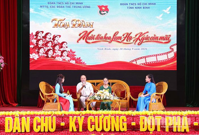 Các đại biểu tham gia Tọa đàm “Mười đóa hoa Lam Hạ - Ký ức còn mãi”.