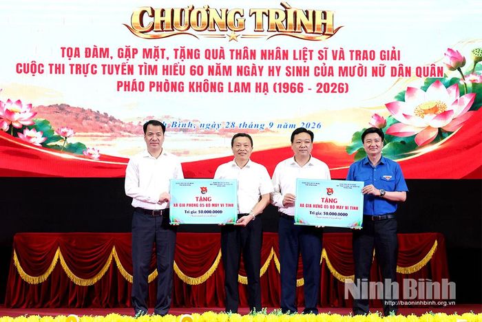 Đồng chí Ngô Văn Cương, Phó Bí thư Đảng ủy MTTQ, các đoàn thể Trung ương và đồng chí Bí thư Tỉnh đoàn Trần Ngọc Nam tặng biểu trưng máy tính phục vụ chuyển đổi số cộng đồng cho đại diện xã Gia Phong và xã Gia Hưng.