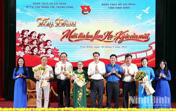 Đồng chí Ngô Văn Cương, Phó Bí thư Đảng ủy MTTQ, các đoàn thể Trung ương và đồng chí Phó Chủ tịch UBND tỉnh Đặng Thanh Sơn cùng các đại biểu trao hoa cho các đại biểu tham gia Tọa đàm.