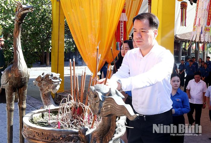 Đồng chí Ngô Văn Cương, Phó Bí thư Đảng ủy MTTQ, các đoàn thể Trung ương dâng hương tại Đền thờ Mười liệt sĩ nữ dân quân Lam Hạ.