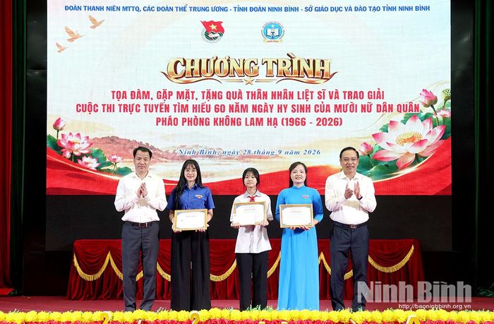 Đồng chí Ngô Văn Cương, Phó Bí thư Đảng ủy MTTQ, các đoàn thể Trung ương và đồng chí Phó Chủ tịch UBND tỉnh Đặng Thanh Sơn trao giấy chứng nhận cho các cá nhân đạt giải nhất các tuần cuộc thi “Tìm hiểu 60 năm Ngày hy sinh của Mười nữ dân quân pháo phòng không Lam Hạ (1966 - 2026)”.