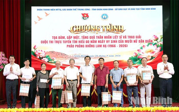 Đồng chí Ngô Văn Cương, Phó Bí thư Đảng ủy MTTQ, các đoàn thể Trung ương và đồng chí Phó Chủ tịch UBND tỉnh Đặng Thanh Sơn tặng quà cho thân nhân Mười nữ dân quân pháo phòng không Lam Hạ.