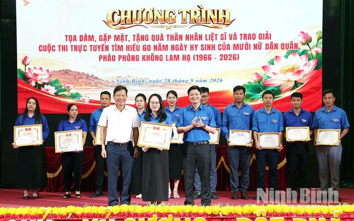 Ban tổ chức trao giải nhất cuộc thi “Tìm hiểu 60 năm Ngày hy sinh của Mười nữ dân quân pháo phòng không Lam Hạ (1966 - 2026)” cho Ban Chấp hành đoàn phường Nam Định.
