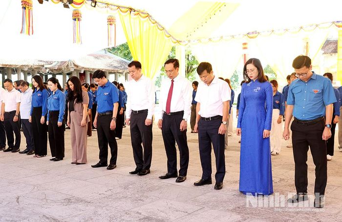 Các đại biểu dâng hương tưởng niệm tại Đền thờ Liệt sỹ khu vực Hà Nam.