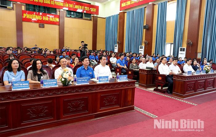 Các đại biểu dự buổi tọa đàm.