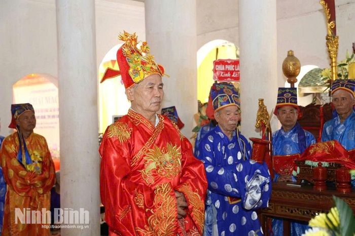 Các cụ cao niên thực hiện nghi thức tế lễ truyền thống tại lễ hội.