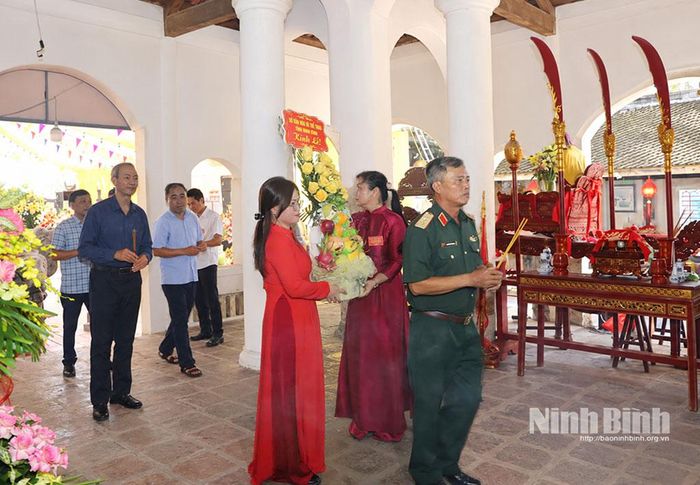 Trung tướng Nguyễn Hải Hưng, Phó Chủ nhiệm Ủy ban Quốc phòng, An ninh và Đối ngoại của Quốc hội dâng hương tưởng niệm Phụ dực Quốc chính Thượng tướng quân Trần Minh Công - Trần Lãm.