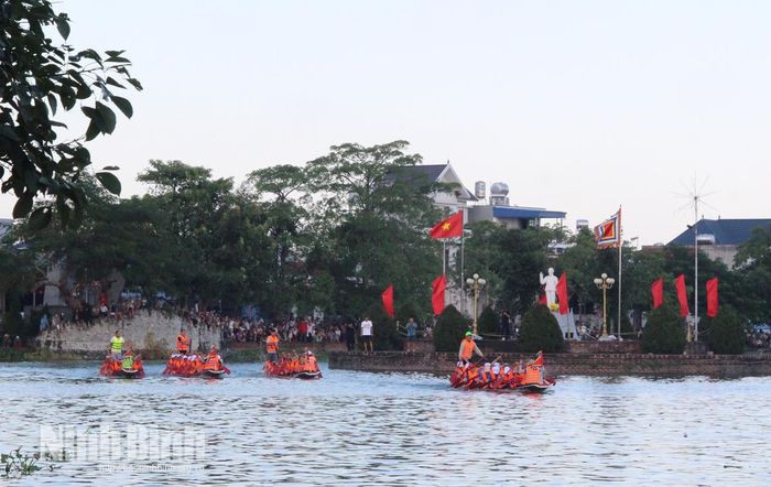 Các đội tham gia tranh tài sôi nổi ở nội dung thi bơi trải tại Lễ hội truyền thống Di tích Quốc gia đặc biệt Đền Xám năm 2026.