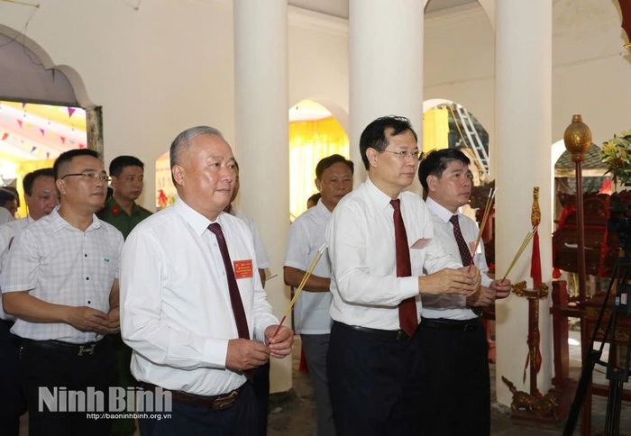 Các đồng chí lãnh đạo phường Hồng Quang dâng hương tưởng niệm Phụ dực Quốc chính Thượng tướng quân Trần Minh Công - Trần Lãm tại Đền Xám.