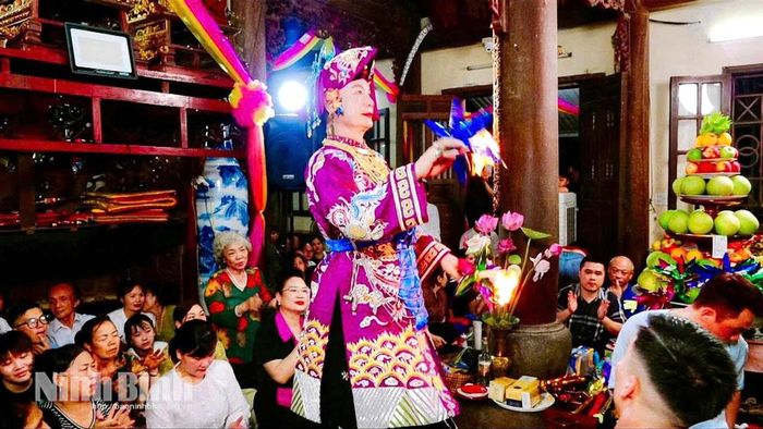 Thực hành tín ngưỡng thờ mẫu Tam phủ tại đền Lảnh Giang.
