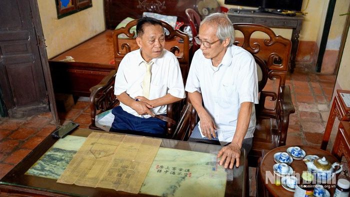 Ông Nguyễn Thế Vinh đã dành nhiều tâm huyết tìm hiểu, sưu tầm tư liệu về lịch sử, ngôi nhà cổ tại làng lụa Nha Xá.