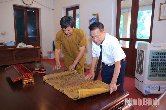 Ông Nguyễn Thế Vinh tìm hiểu nghiên cứu lịch sử Phủ Mẫu Mộc Hoàn, phường Duy Tân.