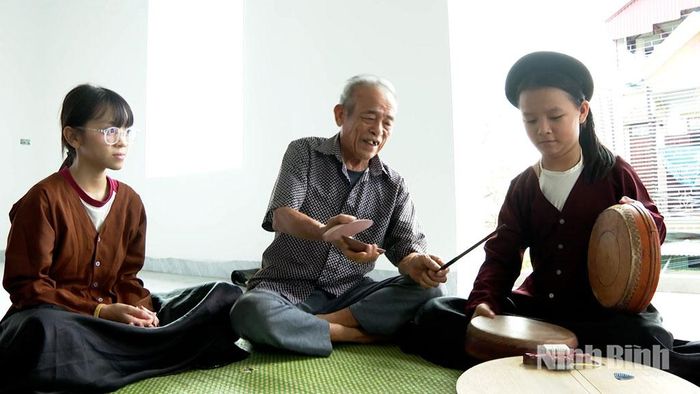 Nghệ nhân Ưu tú Vũ Xuân Năng truyền dạy hát Xẩm cho các cháu học sinh.