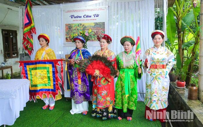 Một buổi trình diễn trang phục thực hành tín ngưỡng thờ Mẫu tại Vườn Câu Tử của ông Nguyễn Thế Vinh.