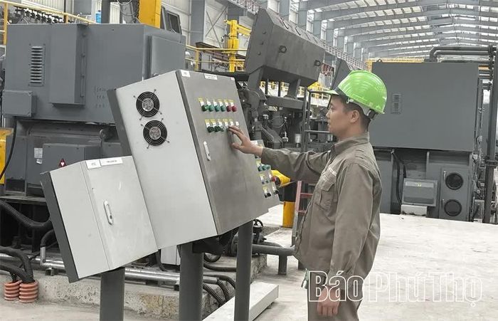 Công ty cổ phần Thép Việt Nam Vinasteel (Cụm công nghiệp Đồng Sóc, xã Vĩnh Tường) giải quyết việc làm cho 220 lao động với thu nhập bình quân 12 triệu đồng/người/tháng.
