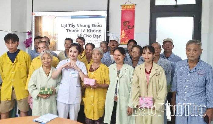 Khoa Ung bướu (Bệnh viện Đa khoa Hòa Bình) tổ chức truyền thông phòng, chống tác hại của thuốc lá cho bệnh nhân và người nhà người bệnh.