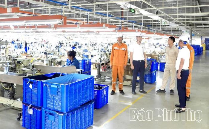 Công ty Điện lực Phú Thọ thường xuyên phối hợp, làm việc với các doanh nghiệp trong triển khai các chương trình bảo đảm cung ứng điện an toàn.
