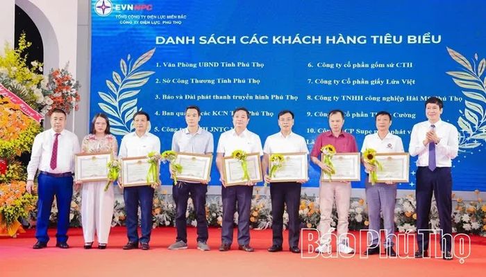 Công ty Điện lực khen thưởng các khách hàng tiêu biểu trong công tác phối hợp đảm bảo cung ứng điện năm 2025.