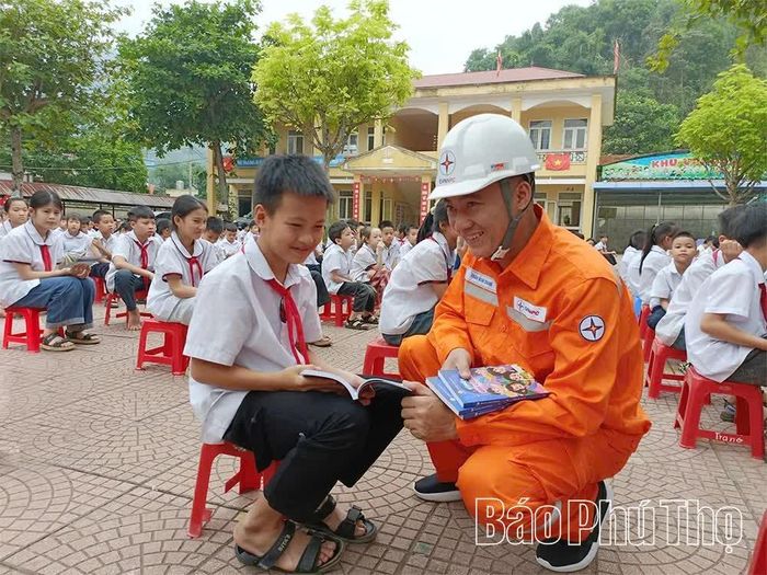 Ngành điện phối hợp với các nhà trường trên địa bàn tỉnh tuyên truyền hướng dẫn học sinh sử dụng điện an toàn, tiết kiệm.