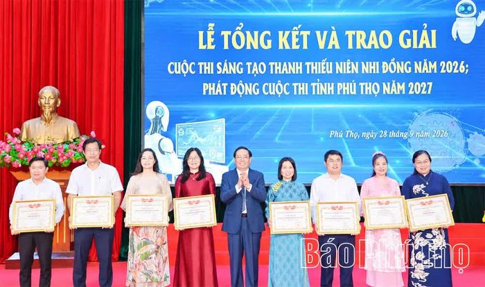 Ban tổ chức trao thưởng các tập thể, cá nhân có thành tích xuất sắc trong tuyên truyền, vận động, tổ chức cuộc thi.