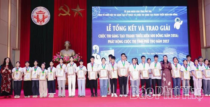 Ban tổ chức trao giải Ba cho các tác giả.