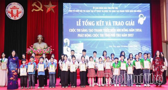 Ban tổ chức trao giải Nhì cho các tác giả.