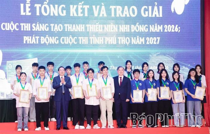 Ban tổ chức trao giải Nhất cho các tác giả.