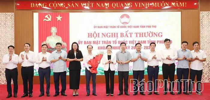Đồng chí Phó Bí thư Tỉnh ủy, Chủ tịch Ủy ban MTTQ Việt Nam tỉnh Bùi Thị Minh và các đại biểu tặng hoa chúc mừng tân Phó Chủ tịch Ủy ban MTTQ Việt Nam tỉnh khóa I Trần Mạnh Hùng nhận nhiệm vụ.