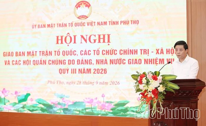 Đại diện lãnh đạo Ủy ban MTTQ Việt Nam tỉnh trình bày tóm tắt báo cáo kết quả công tác Mặt trận quý III/2026.