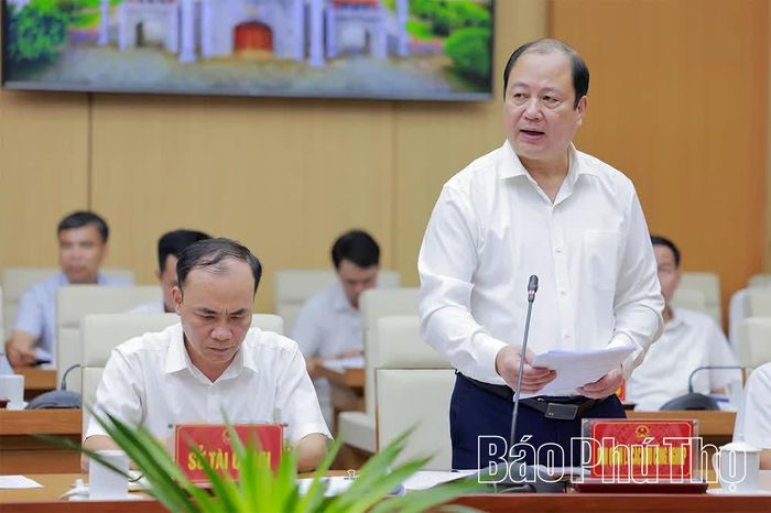 Lãnh đạo Ban Quản lý các KCN tỉnh báo cáo một số nội dung.