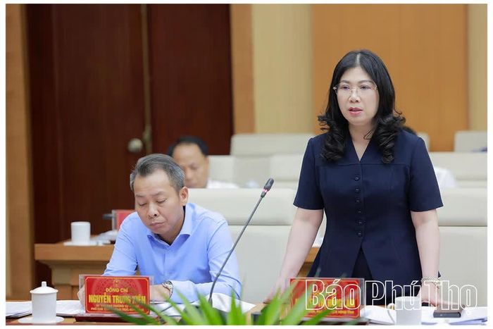Đồng chí Phó Chủ tịch HĐND tỉnh Nguyễn Thị Hồng Lâm phát biểu tại phiên họp.
