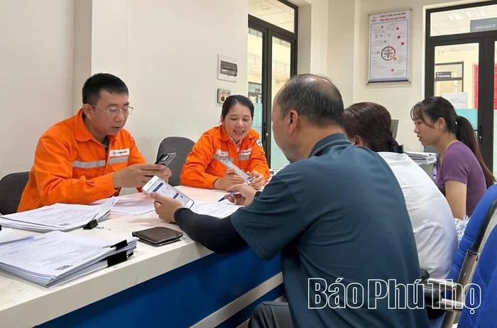 Khách hàng được cán bộ, nhân viên Công ty Điện lực Phú Thọ hướng dẫn cài đặt và sử dụng ứng dụng EVN CSKH.
