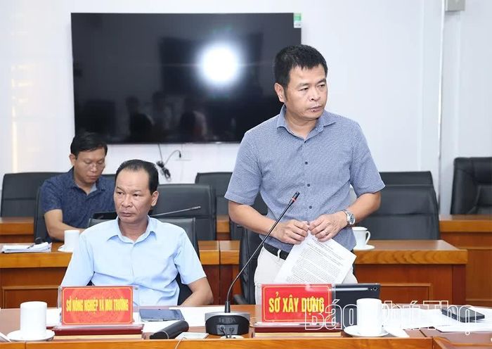 Lãnh đạo Sở Xây dựng báo cáo tại hội nghị.
