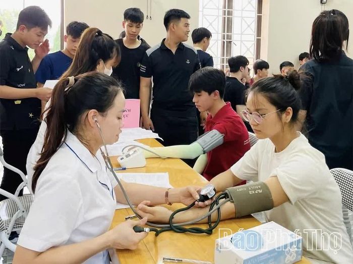Trường THPT Chân Mộng phối hợp với cơ quan chức năng tổ chức khám sức khỏe toàn diện cho học sinh, góp phần chăm sóc và bảo vệ sức khỏe học đường.