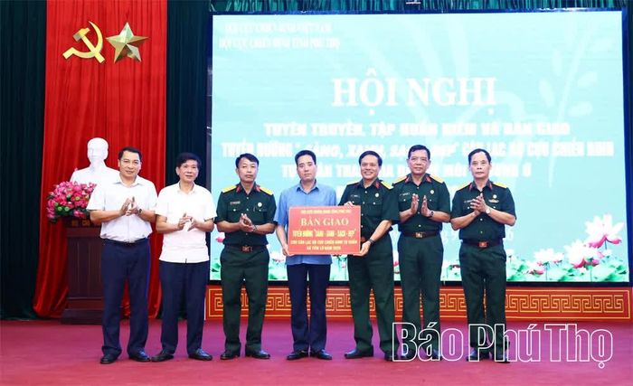 Lãnh đạo Hội CCB tỉnh bàn giao tuyến đường “sáng - xanh - sạch - đẹp” cho Hội CCB xã Tiên Lữ.