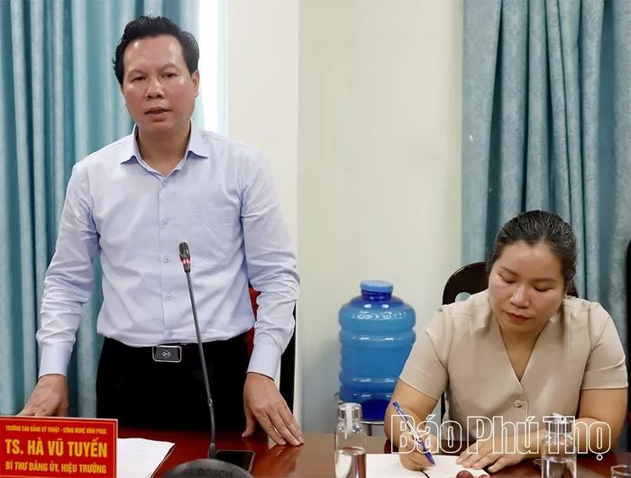 Lãnh đạo Trường Cao đẳng Kỹ thuật - Công nghệ Vĩnh Phúc phát biểu tại buổi làm việc.