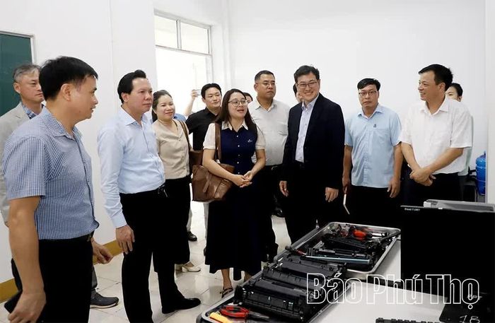 Đoàn công tác khảo sát hệ thống cơ sở vật chất, phòng thực hành tại Trường Cao đẳng Kỹ thuật - Công nghệ Vĩnh Phúc.