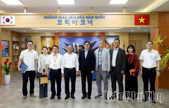 Lãnh đạo Samsung Việt Nam chụp ảnh lưu niệm tại Không gian văn hóa Hàn Quốc, Trường Đại học Hùng Vương.