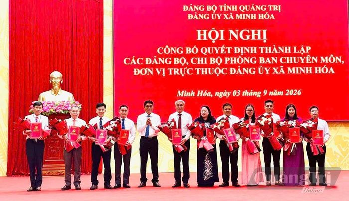 Lãnh đạo Đảng ủy xã Minh Hóa trao quyết định thành lập các đảng bộ, chi bộ trực thuộc - Ảnh: C.T