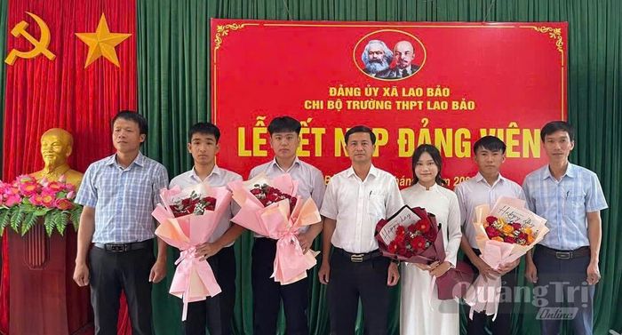 Phấn đấu, rèn luyện từ mô hình “Đảng viên tuổi 18”, các em học sinh có thành tích xuất sắc của Trường THPT Lao Bảo đã vinh dự được đứng vào hàng ngũ của Đảng - Ảnh: T.T